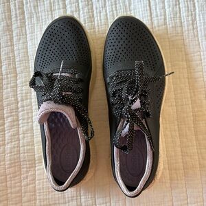 CROCS LiteRide Waterproof Sneakers. Size 8.